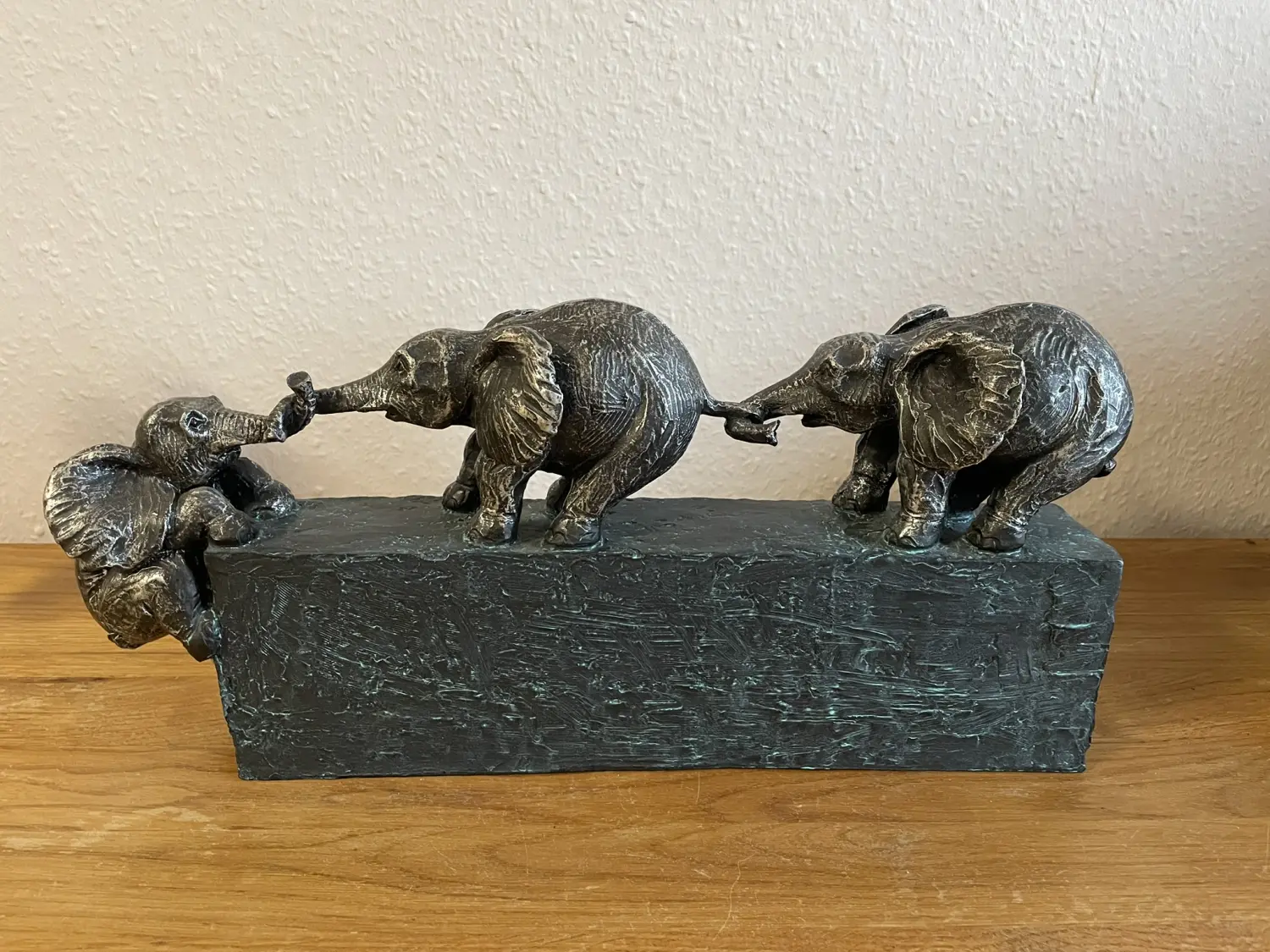 Living Seminar Point, Dekorationsstück von Elefanten, die sich gegenseitig mit ihren Rüsseln festhalten